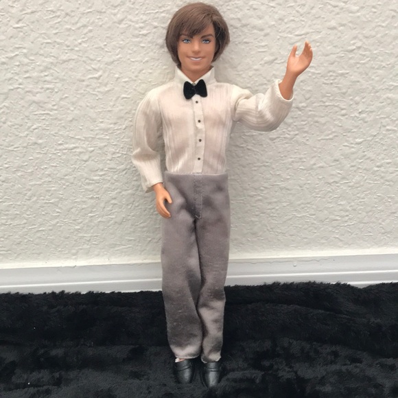 Ken doll, fully dressed with articulated elbows. - Picture 4 of 9